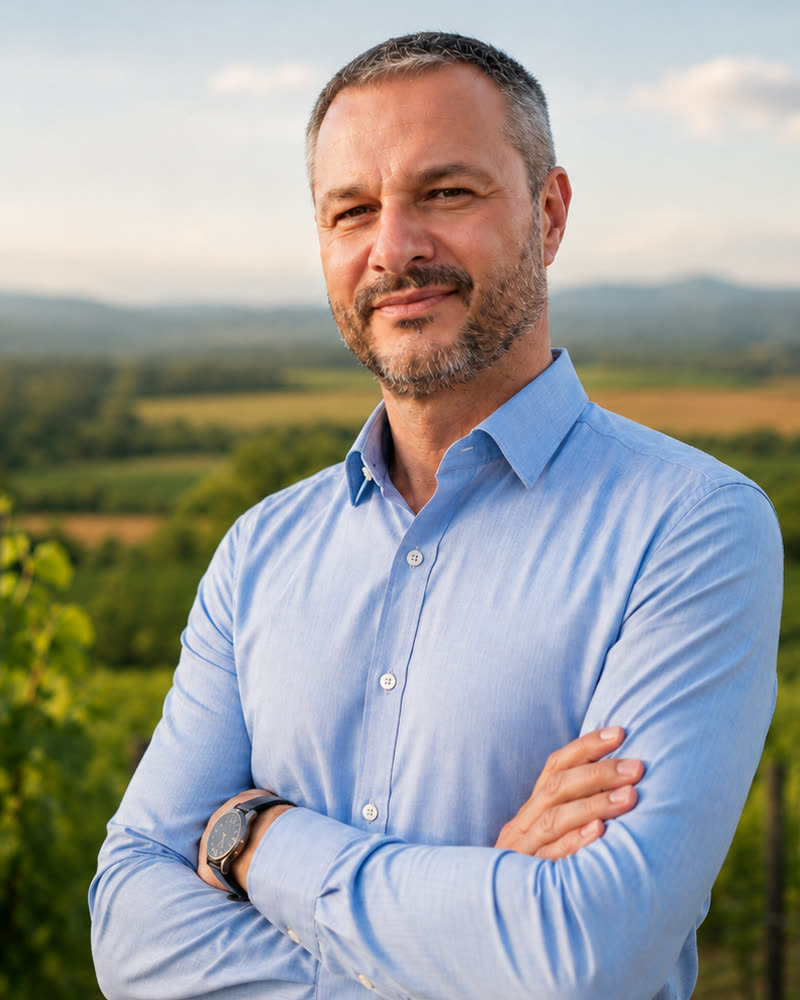Dejan Milovanović, sudski veštak poljoprivredne struke, ispred vinograda i obradivih polja